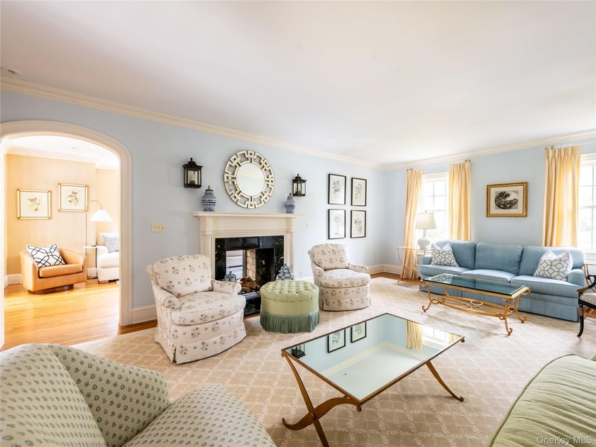 Quintessential Munsey Park - this stately, grand brick colonial - photo 7