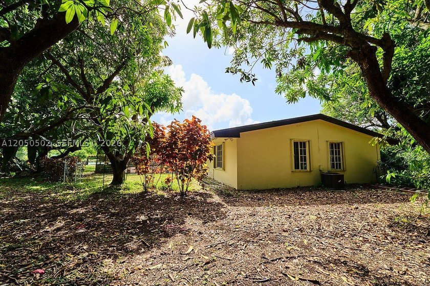 Exceptional opportunity to own a beautifully renovated 5-acre - photo 38