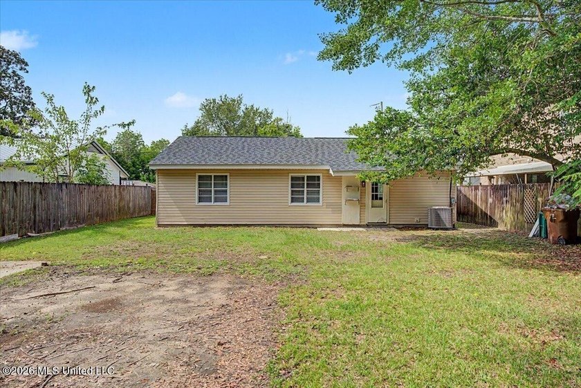 This beautifully updated 3 bedroom, 1 bathroom home offers a - photo 11