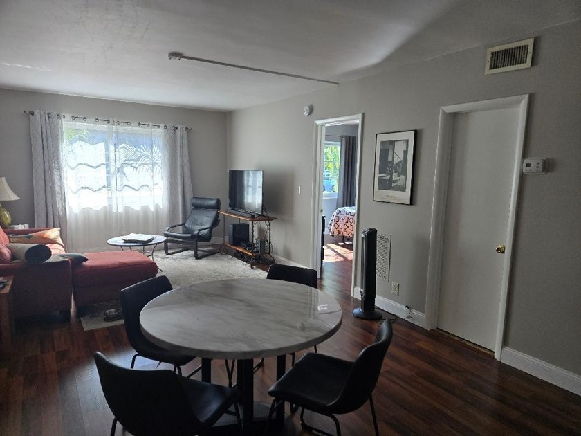 Wonderful Complex. Very well kept. Clean and a pleasure to show - photo 7