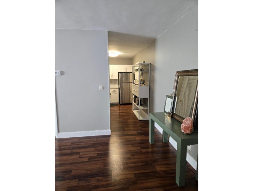Wonderful Complex. Very well kept. Clean and a pleasure to show - photo 8