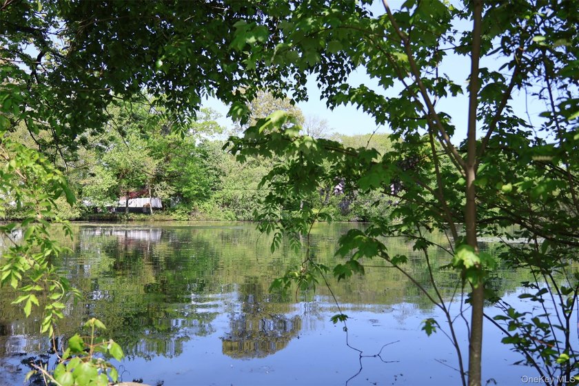 Lakefront opportunity in Lawrence Farms area of Bay Shore! - photo 2