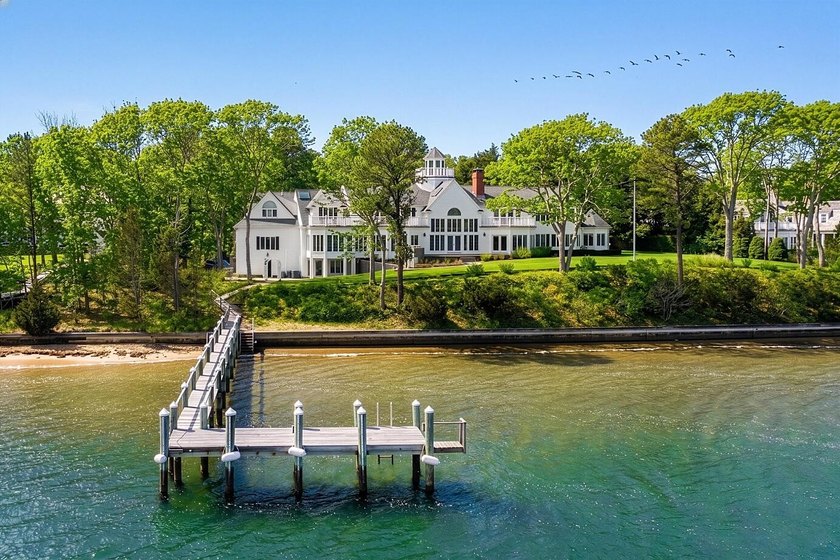 Nestled amid beautifully landscaped grounds, this exceptional 7 - photo 3
