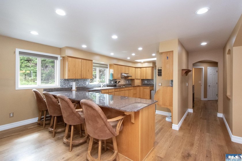 Welcome to this beautifully crafted, custom single-level home - photo 14