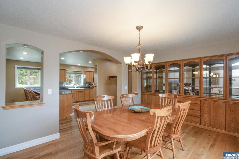 Welcome to this beautifully crafted, custom single-level home - photo 22