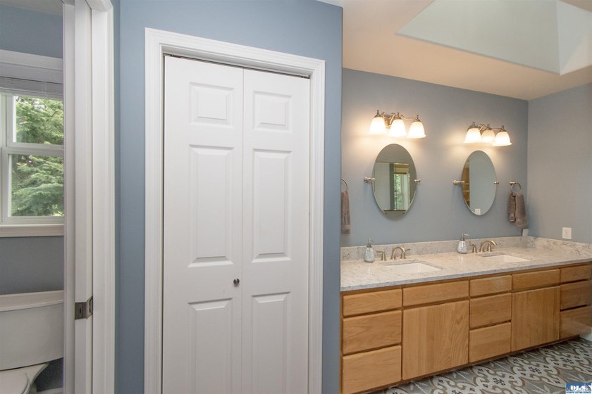 Welcome to this beautifully crafted, custom single-level home - photo 31