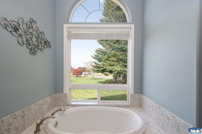 Welcome to this beautifully crafted, custom single-level home - photo 33