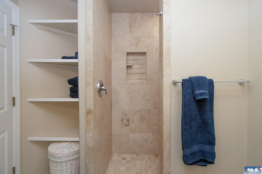 Welcome to this beautifully crafted, custom single-level home - photo 46