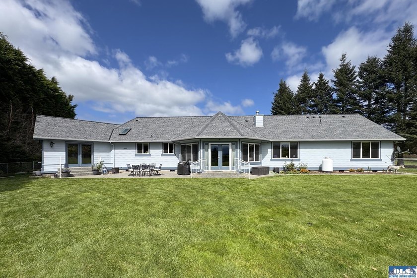 Welcome to this beautifully crafted, custom single-level home - photo 50