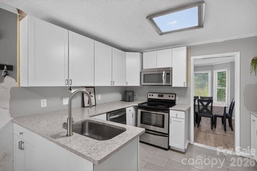 3 Bedrooms 2.5 Baths, 2 Car Garage, Excellent Neighborhood. Dual - photo 4