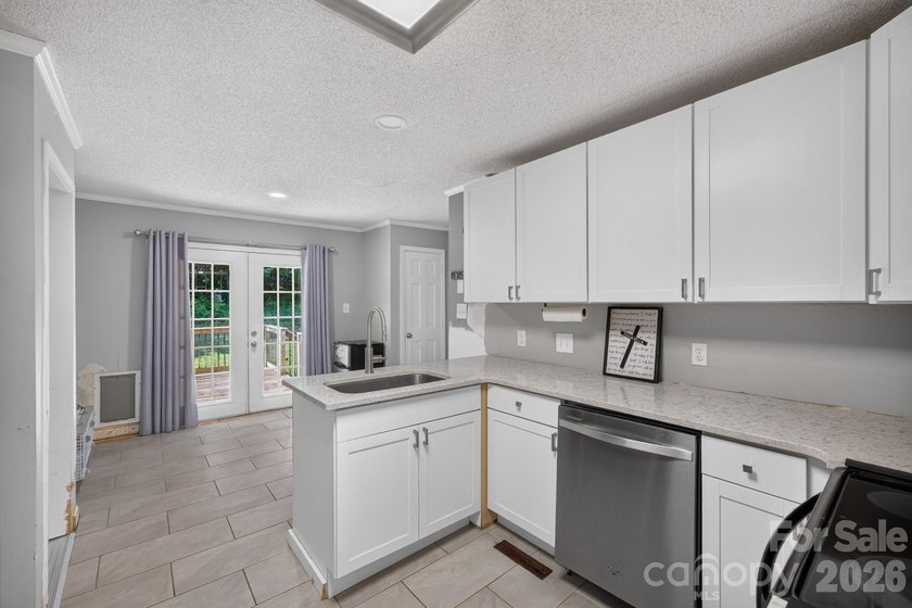 3 Bedrooms 2.5 Baths, 2 Car Garage, Excellent Neighborhood. Dual - photo 6
