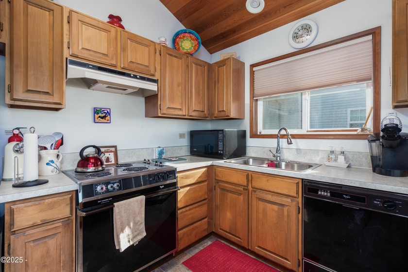 Charming, lovingly maintained Ocean View beach house in much - photo 9