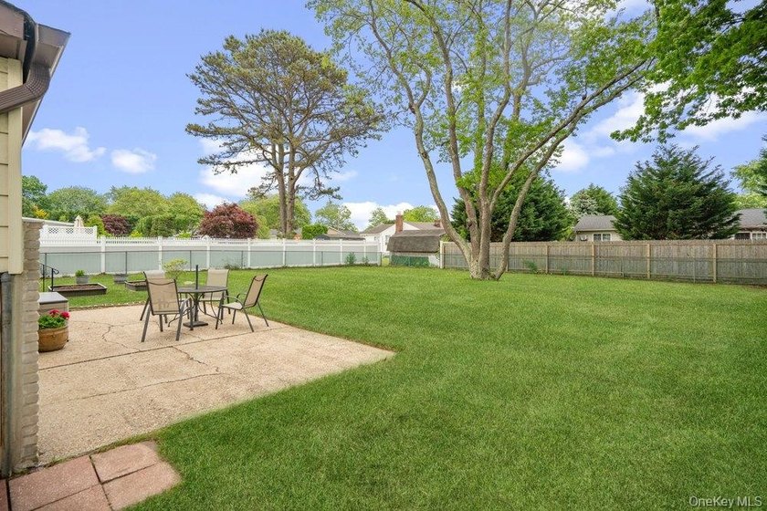 New To Market! Charming Walkway to 3 Bedroom Ranch with Nice - photo 3