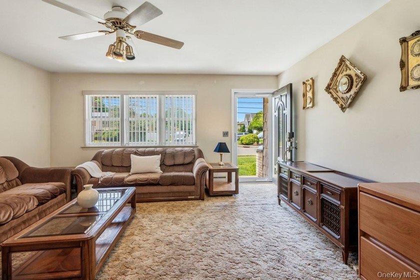 New To Market! Charming Walkway to 3 Bedroom Ranch with Nice - photo 4