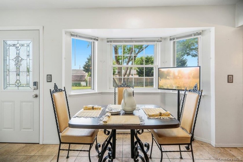 New To Market! Charming Walkway to 3 Bedroom Ranch with Nice - photo 5