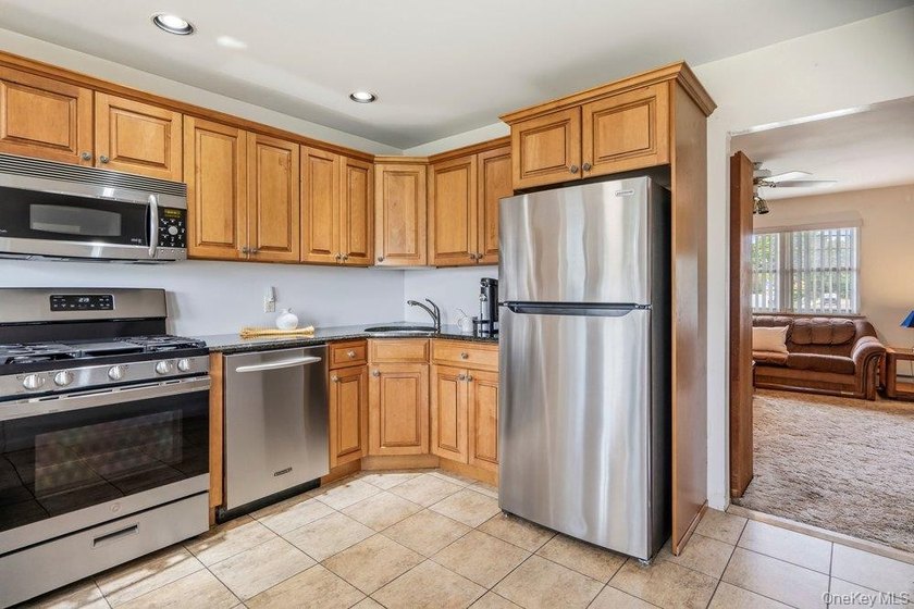 New To Market! Charming Walkway to 3 Bedroom Ranch with Nice - photo 6