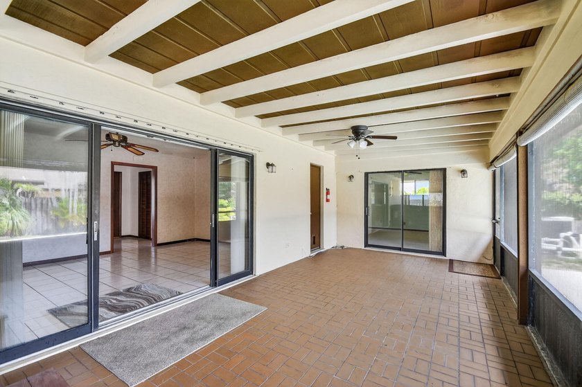 Perfect gathering home! Designed for both entertaining and - photo 8