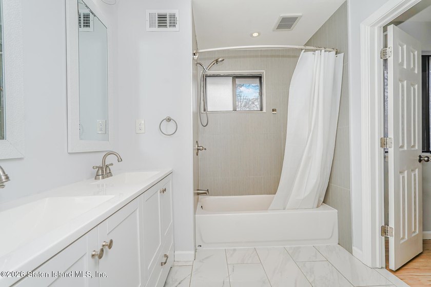 Welcome to The Oaks at Latourette, where comfort and convenience - photo 19
