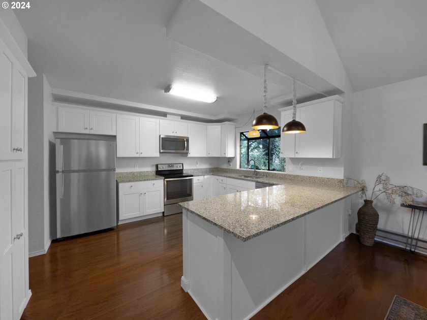 Charming Updated Townhouse in Desirable Harris Heights - Steps - photo 3