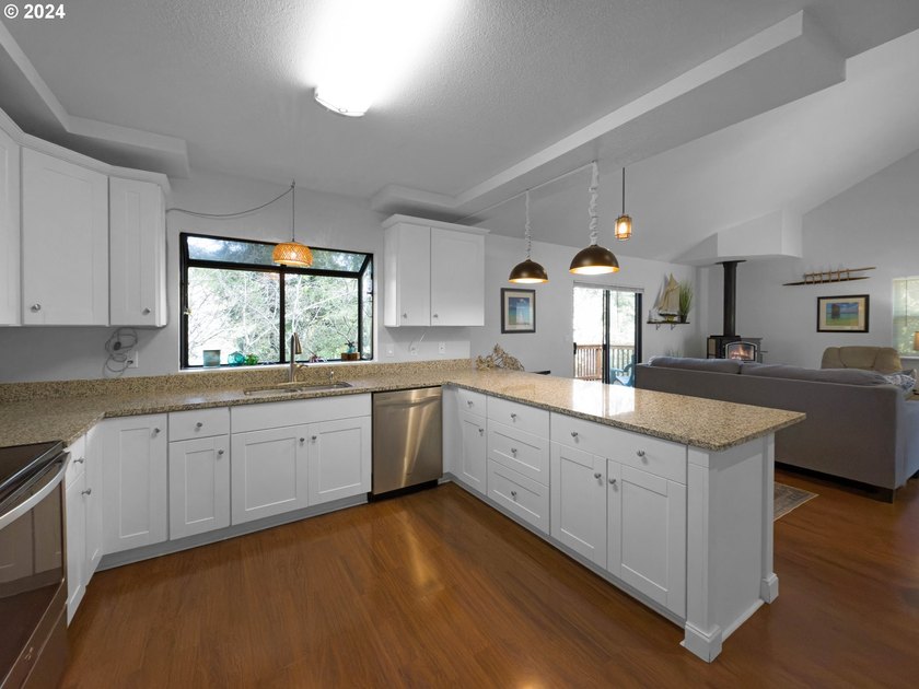 Charming Updated Townhouse in Desirable Harris Heights - Steps - photo 5