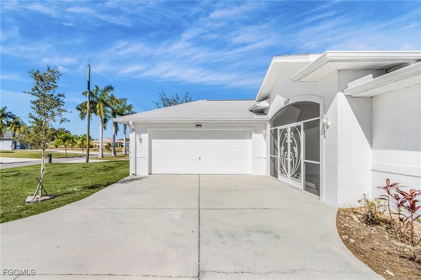 This stunning 4-bedroom, 2.5-bath waterfront pool home is - photo 5