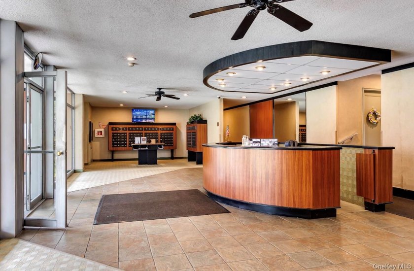 Welcome to resort-style living in this spacious and beautifully - photo 2