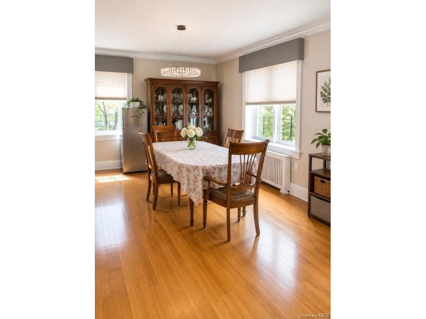 Welcome to resort-style living in this spacious and beautifully - photo 7