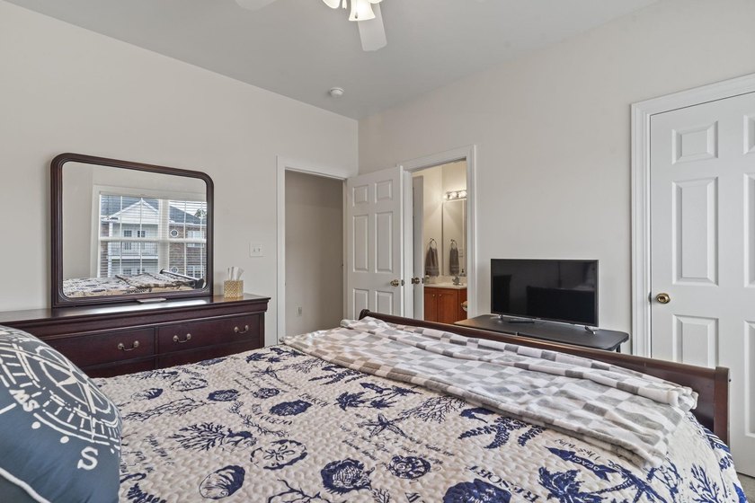 Gorgeous and well maintained two-bedroom, two full bath - photo 3