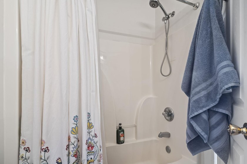 Gorgeous and well maintained two-bedroom, two full bath - photo 9