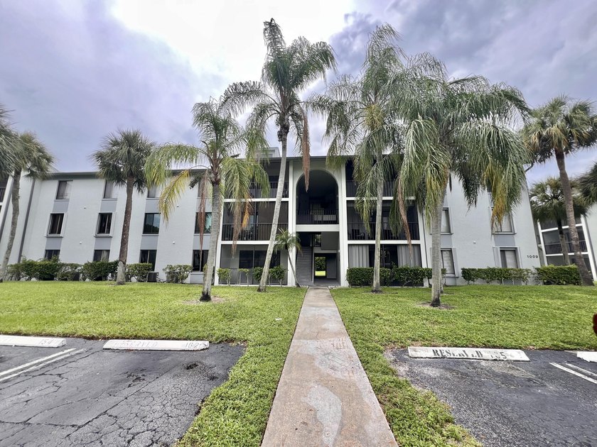 FOR SALE 2-Bedroom, 2-Bathroom Condo with Pool and Lake - photo 29