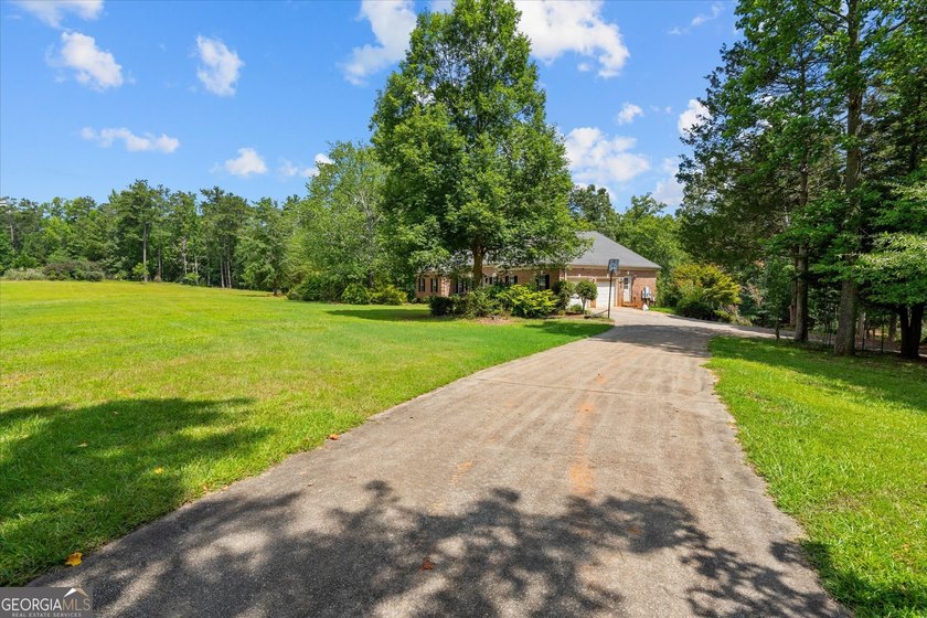 Opportunities like this don't come along often! Nestled on - photo 3