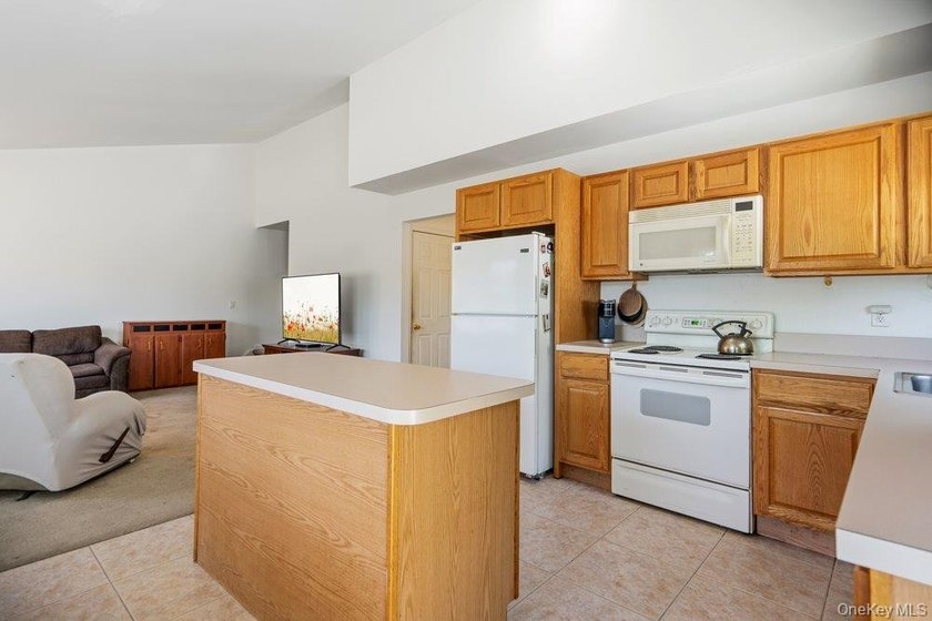 Welcome to this well maintained 3 bedroom, 2.5 bath home - photo 5