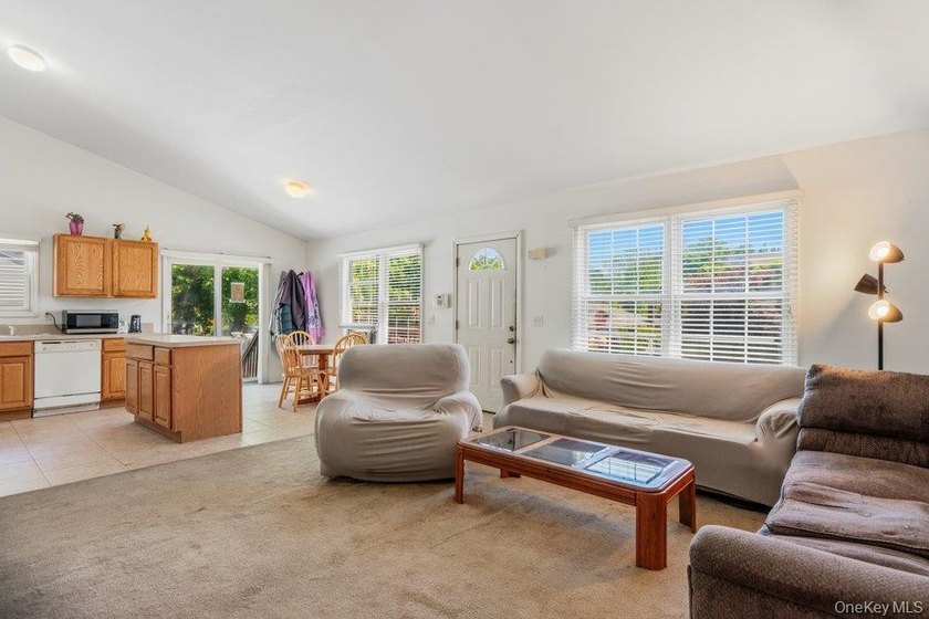 Welcome to this well maintained 3 bedroom, 2.5 bath home - photo 6