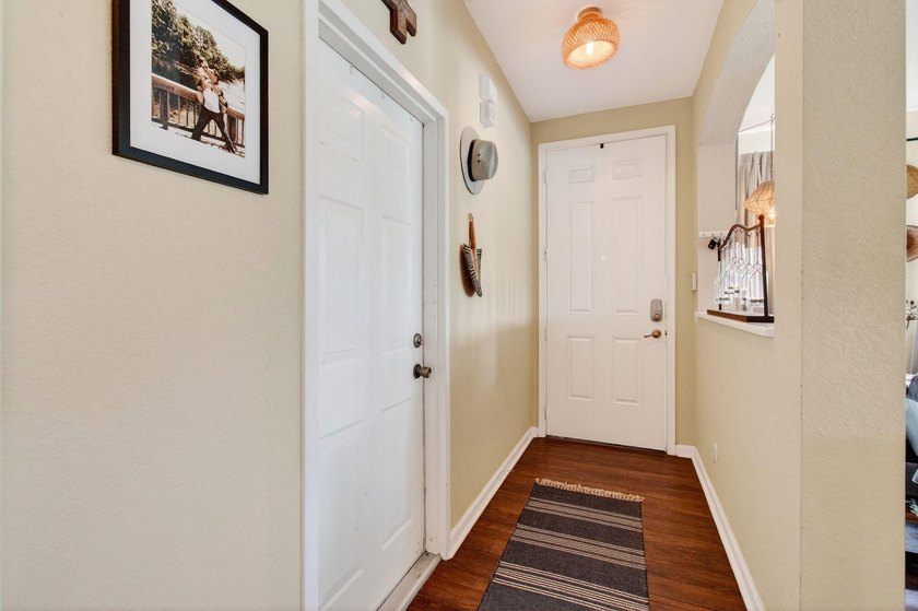 Beautifully maintained 3-bedroom, 2.5-bath townhome with a 1-car - photo 5