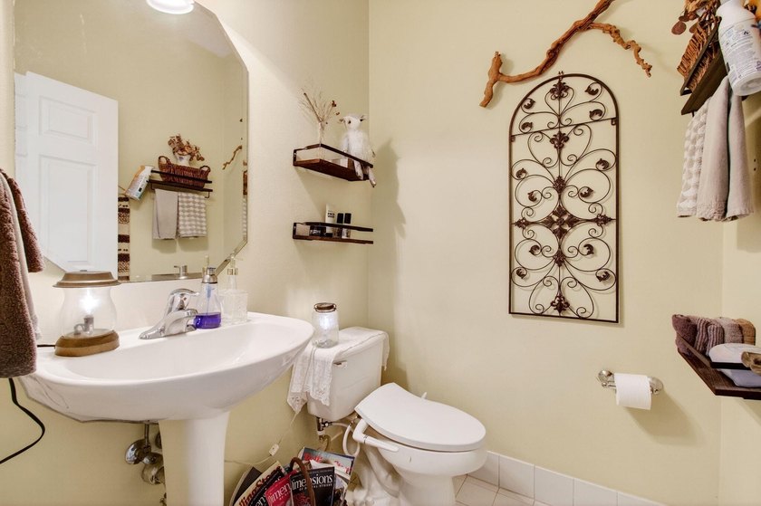Beautifully maintained 3-bedroom, 2.5-bath townhome with a 1-car - photo 6