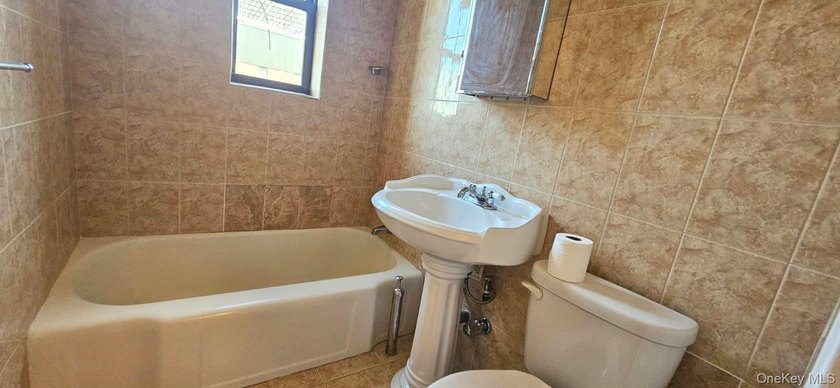 Beautifully maintained studio apartment located in the heart of - photo 6
