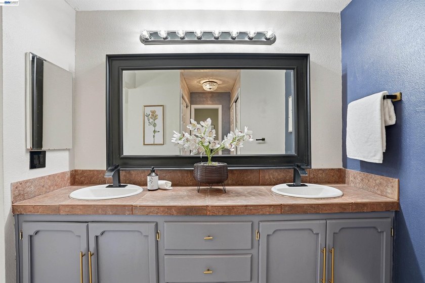 Experience the ultimate waterfront lifestyle at 5502 Drakes - photo 27