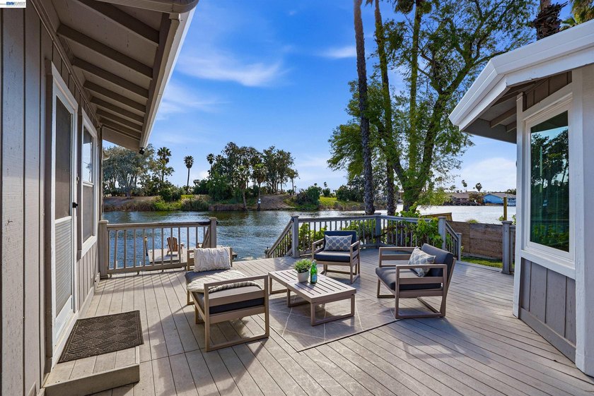 Experience the ultimate waterfront lifestyle at 5502 Drakes - photo 29