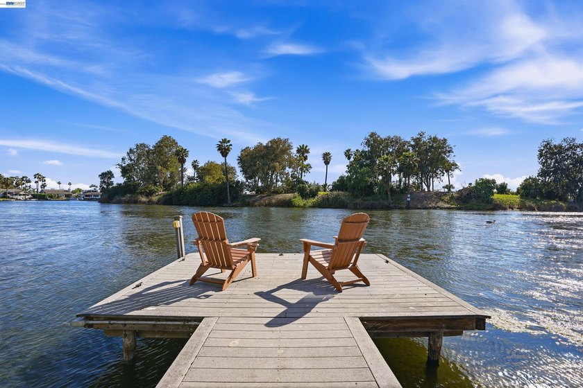 Experience the ultimate waterfront lifestyle at 5502 Drakes - photo 32