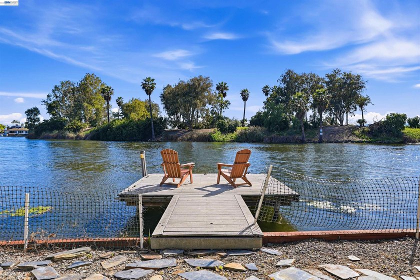 Experience the ultimate waterfront lifestyle at 5502 Drakes - photo 35