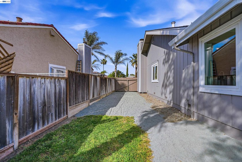 Experience the ultimate waterfront lifestyle at 5502 Drakes - photo 36