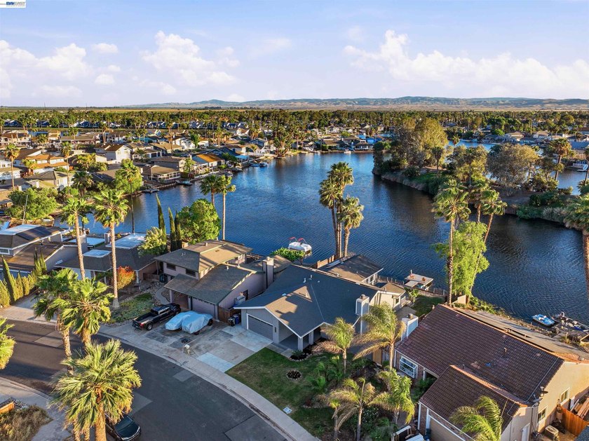 Experience the ultimate waterfront lifestyle at 5502 Drakes - photo 38