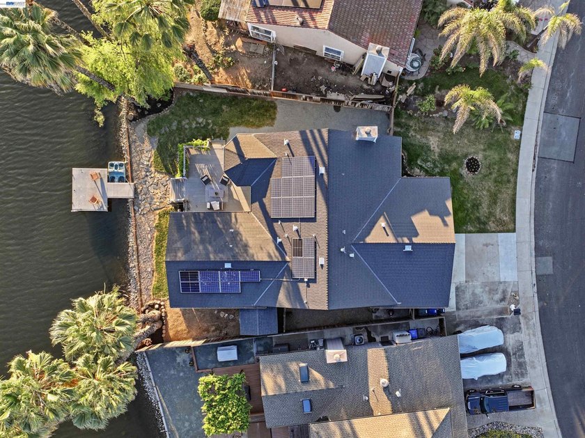 Experience the ultimate waterfront lifestyle at 5502 Drakes - photo 40