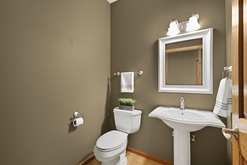 BRAND NEW ROOF! Welcome to this beautifully maintained 4-bedroom - photo 18
