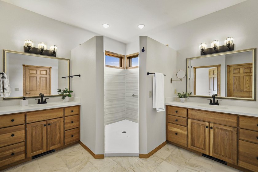 BRAND NEW ROOF! Welcome to this beautifully maintained 4-bedroom - photo 32