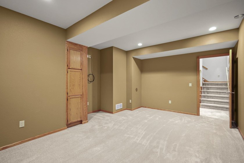 BRAND NEW ROOF! Welcome to this beautifully maintained 4-bedroom - photo 33