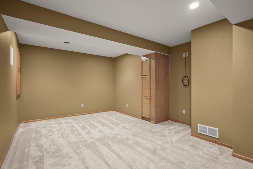 BRAND NEW ROOF! Welcome to this beautifully maintained 4-bedroom - photo 34