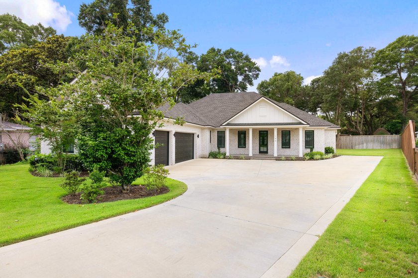 Welcome to Southern Charm! This 5 bedroom, 4 bath home has all - photo 3