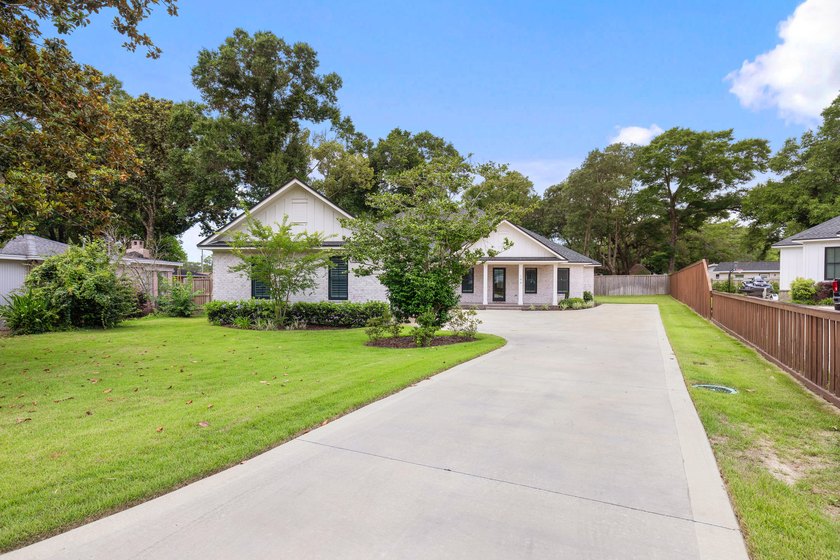 Welcome to Southern Charm! This 5 bedroom, 4 bath home has all - photo 4