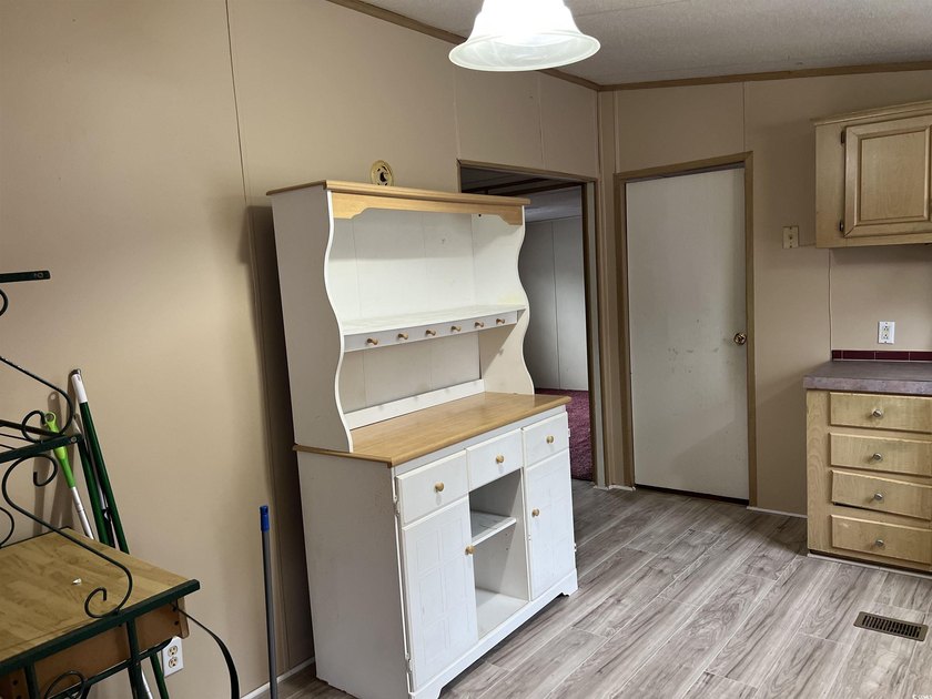 Quiet Living at it's Best! Remodeled 3Bed/ 2Bath Home with a - photo 14